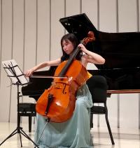 Yingchong Wang playing cello